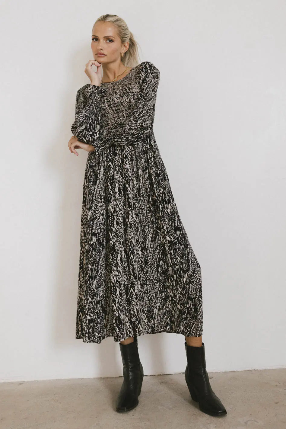 Justice Abstract Midi Dress in Black Fashion Deal